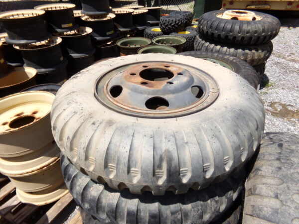 Mixed Branded 900 Tires & 6 Lug Wheels - Image 3