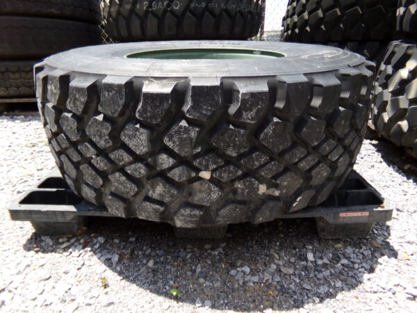 Michelin XZL 425/65R22.5 Tire with 10 Lug Wheel - Image 2