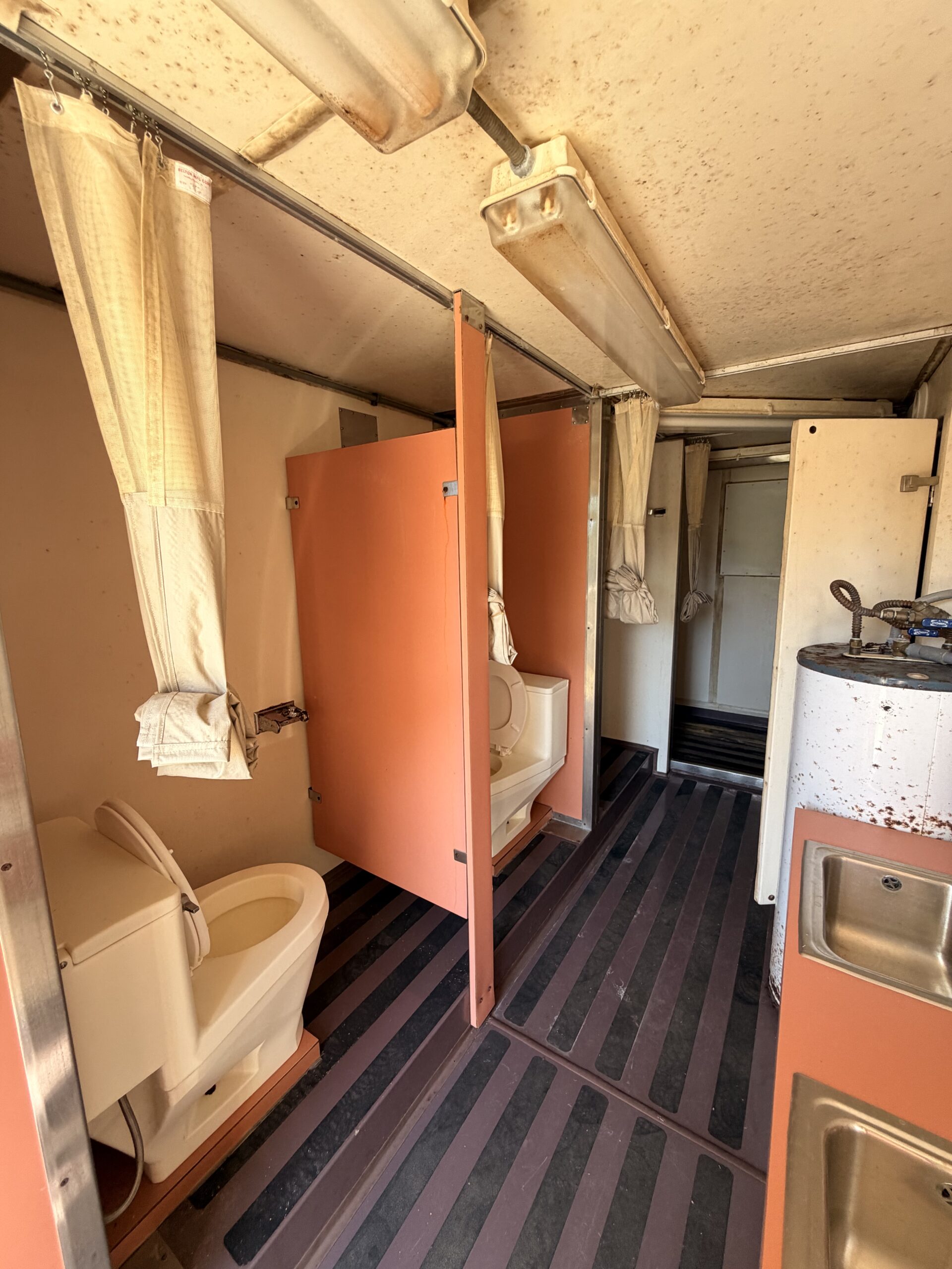 Bathroom / Shower container trailer w/ power - Image 4