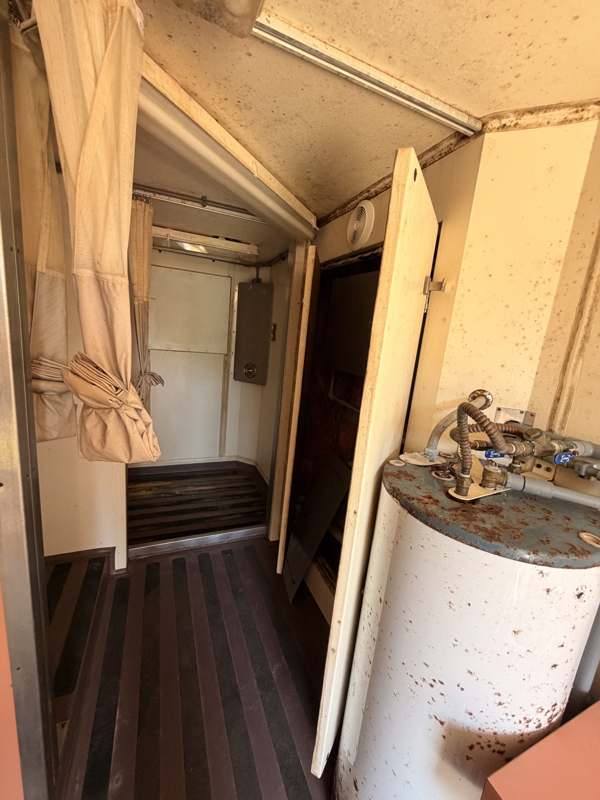 Bathroom / Shower container trailer w/ power - Image 3