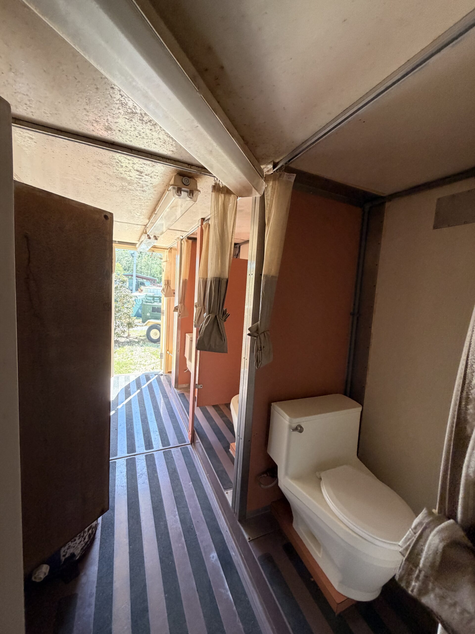 Bathroom / Shower container trailer w/ power - Image 2